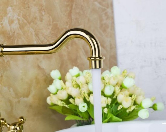 mooie gouden uitloop van uw kraan
