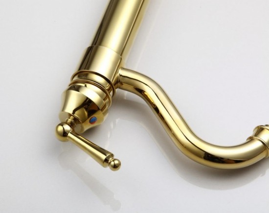 Bedieningshendel goudkleurige badkamerkraan