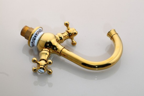 Glanzend gouden kraan