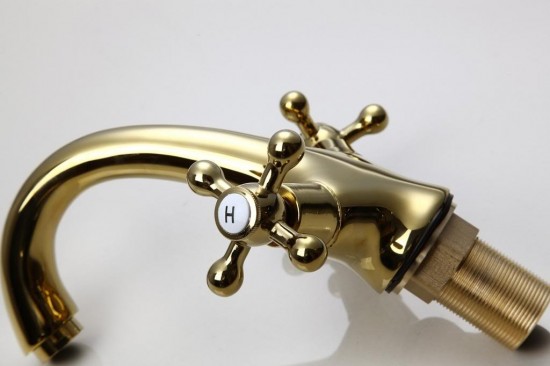 mooie badkamer kraan goud