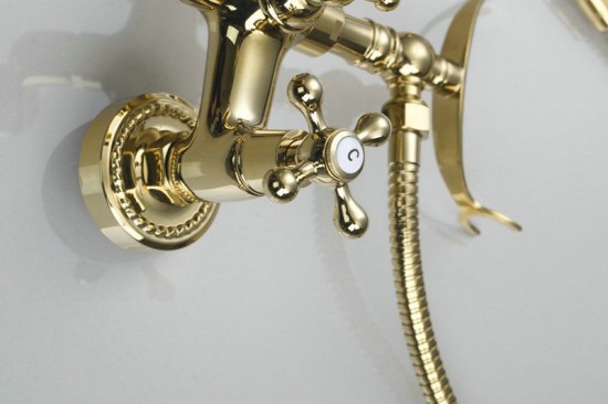 goudkleurige bad kraan met handdouche