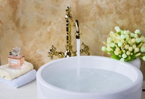 elegante kraan voor uw badkamer goudkleurig